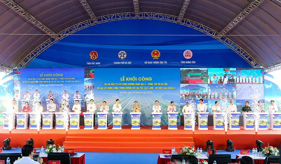 Thủ tướng Phạm Minh Chính tham dự và bấm nút khởi công dự án đường Vành đai 4 - Vùng Thủ đô và dự án cao tốc Cao Lãnh - An Hữu (giai đoạn 1) tại điểm cầu huyện Hoài Đức (Hà Nội) vào sáng nay 25-6. Ảnh: Trọng Phú Thủ tướng Phạm Minh Chính tham dự và bấm nút khởi công dự án đường Vành đai 4 - Vùng Thủ đô và dự án cao tốc Cao Lãnh - An Hữu (giai đoạn 1) tại điểm cầu huyện Hoài Đức (Hà Nội) vào sáng nay 25-6. Ảnh: Trọng Phú