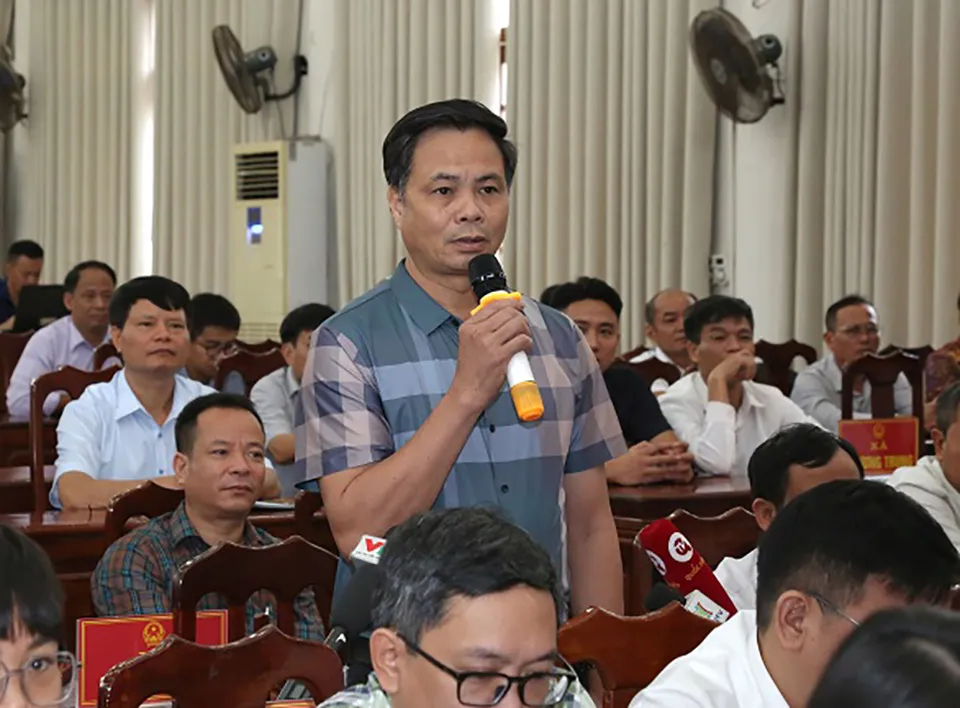 Đại diện cử tri huyện Thanh Oai nêu kiến nghị với các ĐBQH tại buổi tiếp xúc cử tri sáng ngày 29-6 (Ảnh: TP)