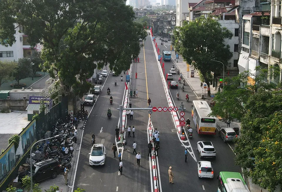 Cầu vượt hình chữ C đầu tiên ở Hà Nội trong ngày đầu đưa vào khai thác. Ảnh: TP