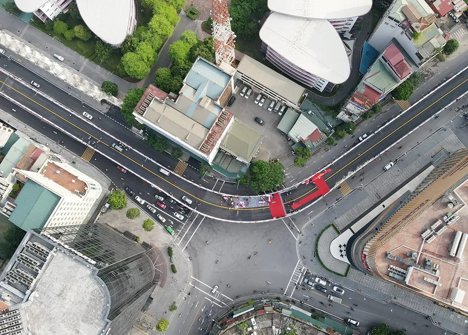 Hà Nội thông xe cầu vượt chữ C ở nút giao Chùa Bộc - Phạm Ngọc Thạch vào sáng 30-6. Ảnh: TP