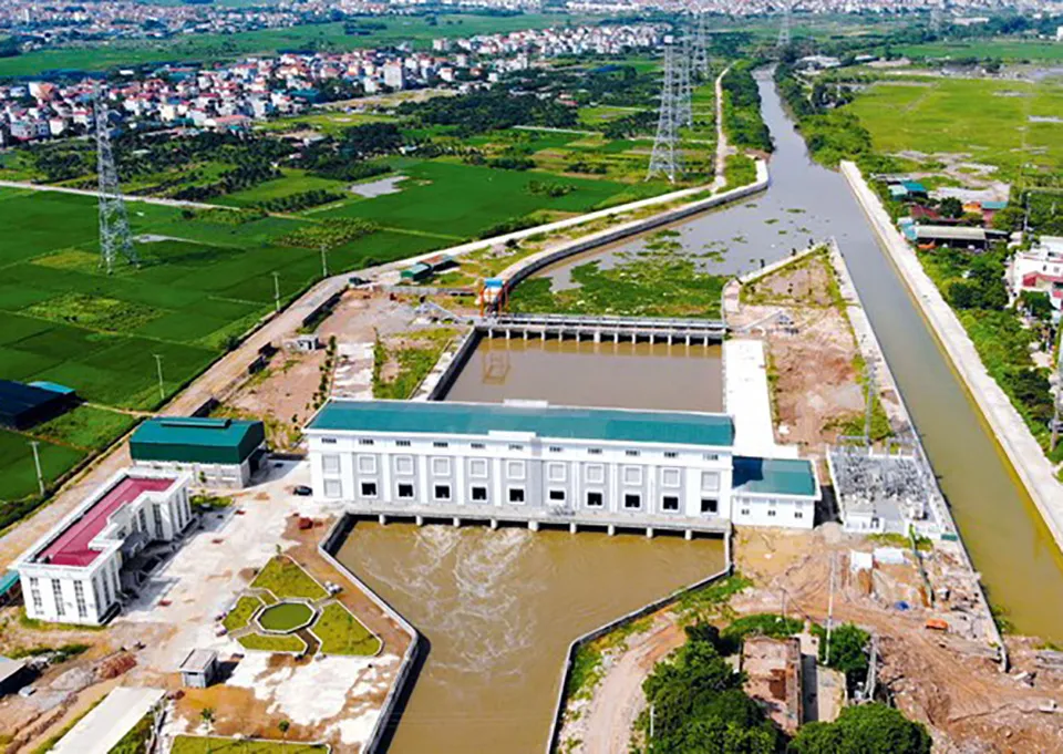 Trạm bơm Yên Nghĩa được hoàn thành và đưa vào khai thác năm 2020 nhưng hạng mục kênh dẫn nước La Khê vẫn chậm tiến độ do vướng mắc về giải phóng mặt bằng. Ảnh: TP Trạm bơm Yên Nghĩa được hoàn thành và đưa vào khai thác năm 2020 nhưng hạng mục kênh dẫn nước La Khê vẫn chậm tiến độ do vướng mắc về giải phóng mặt bằng. Ảnh: TP