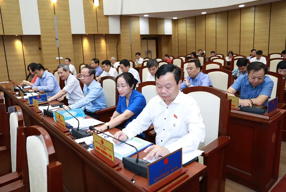 Các đại biểu HĐND TP Hà Nội bấm nút thông qua mức thu học phí trường công lập trên địa bàn Hà Nội năm học 2023-2024. Ảnh: Trọng Phú Các đại biểu HĐND TP Hà Nội bấm nút thông qua mức thu học phí trường công lập trên địa bàn Hà Nội năm học 2023-2024. Ảnh: Trọng Phú