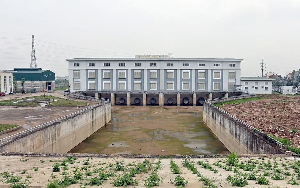 Trạm bơm tiêu Yên Nghĩa thiếu nước phải hoạt động cầm chừng do kênh dẫn nước chậm tiến độ. Ảnh: TP Trạm bơm tiêu Yên Nghĩa thiếu nước phải hoạt động cầm chừng do kênh dẫn nước chậm tiến độ. Ảnh: TP