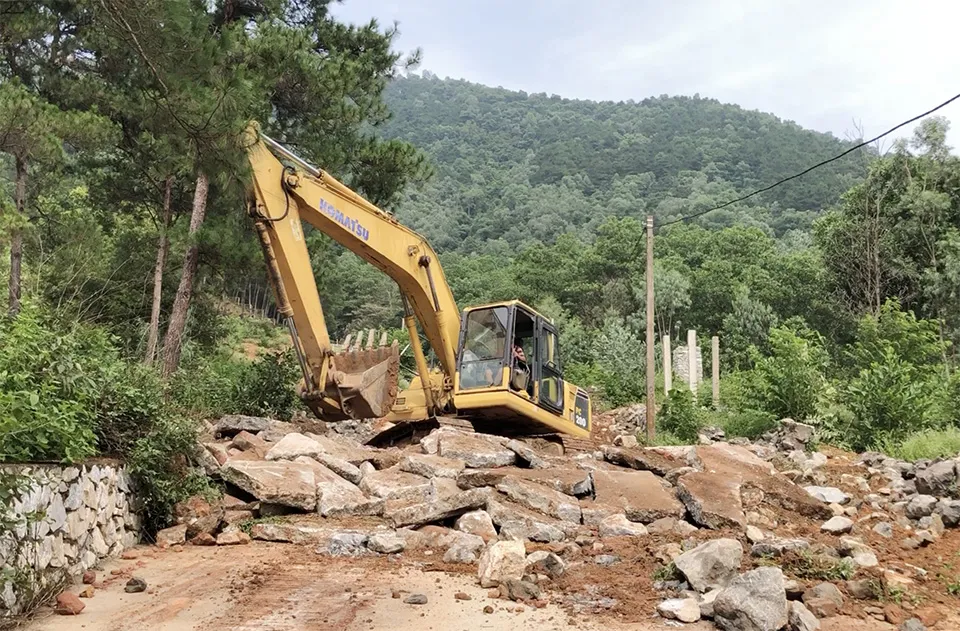 Chính quyền địa phương cho máy xúc cưỡng chế phá dỡ tuyến đường bê tông do người dân tự ý xây dựng tại xóm Ban Tiện, thôn Phù Ninh, xã Minh Phú (Sóc Sơn, Hà Nội) vào ngày 7-8. Chính quyền địa phương cho máy xúc cưỡng chế phá dỡ tuyến đường bê tông do người dân tự ý xây dựng tại xóm Ban Tiện, thôn Phù Ninh, xã Minh Phú (Sóc Sơn, Hà Nội) vào ngày 7-8.