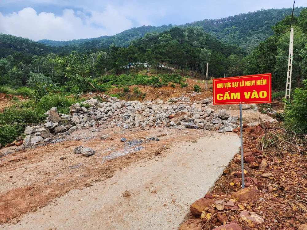 Chính quyền địa phương treo biển cảnh báo tại tuyến đường bị sạt lở ở xóm Ban Tiện, thôn Phù Ninh, xã Minh Phú (Sóc Sơn, Hà Nội). Chính quyền địa phương treo biển cảnh báo tại tuyến đường bị sạt lở ở xóm Ban Tiện, thôn Phù Ninh, xã Minh Phú (Sóc Sơn, Hà Nội).