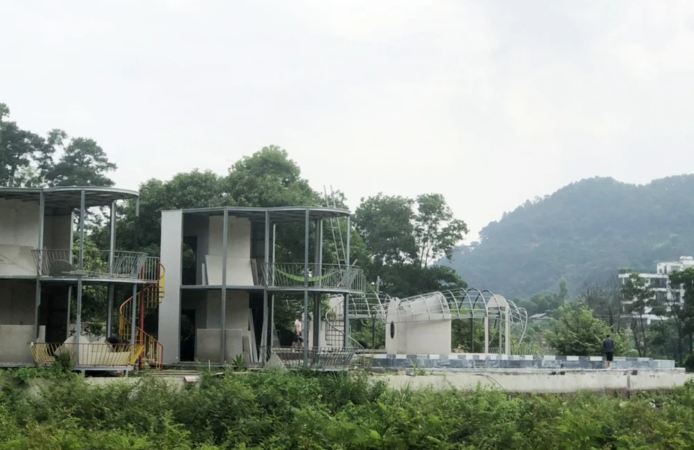 Một homestay với bể bơi vô cực nằm sát mép hồ Đồng Đò (xã Minh Trí, huyện Sóc Sơn) đang được xây dựng.