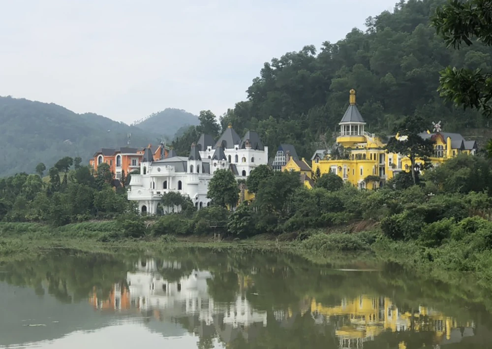 Nhiều toà lâu đài đã xây dựng hoàn thiện mọc lên bên mép hồ Đồng Đò, xã Minh Trí.