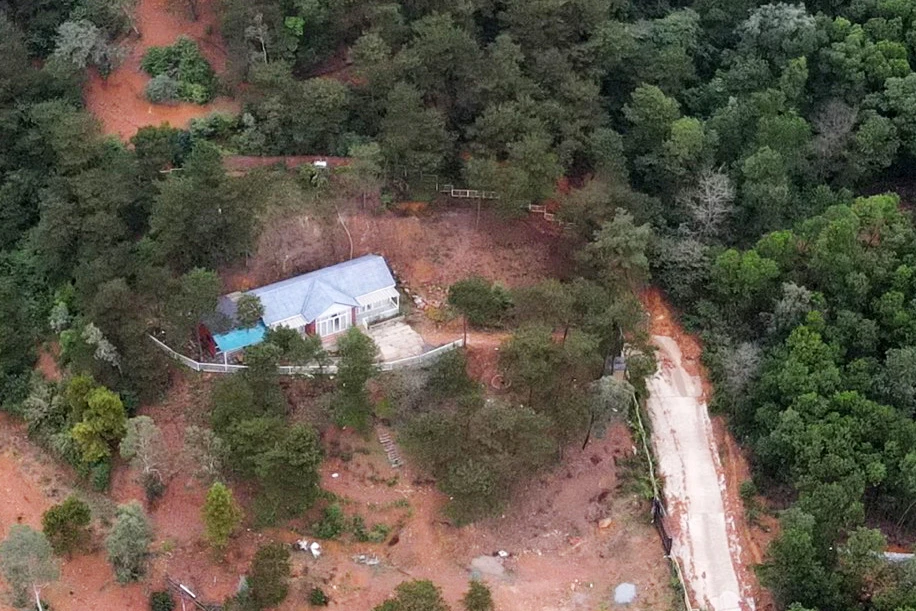 Ngôi nhà vi phạm đất rừng ở đỉnh dốc của con đường bê tông bị sạt lở đất tại xóm Ban Tiện, thôn Phù Ninh, xã Minh Phú, huyện Sóc Sơn, Hà Nội.