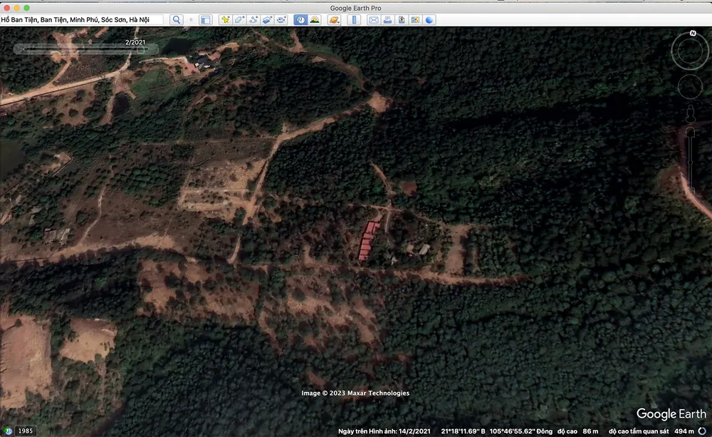Ảnh chụp vệ tinh khu vực xóm Ban Tiện, xã Minh Phú, huyện Sóc Sơn, vào tháng 2-2021, khu vực này vẫn còn là mảng rừng xanh mướt, chỉ có 1 - 2 dãy lều, lán dựng tạm.