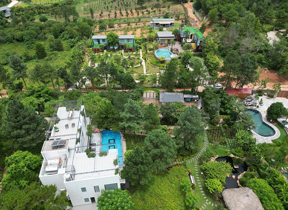 Và nhiều biệt thự, nhà vườn khác mọc lên trên đất rừng. Ảnh: Trọng Phú