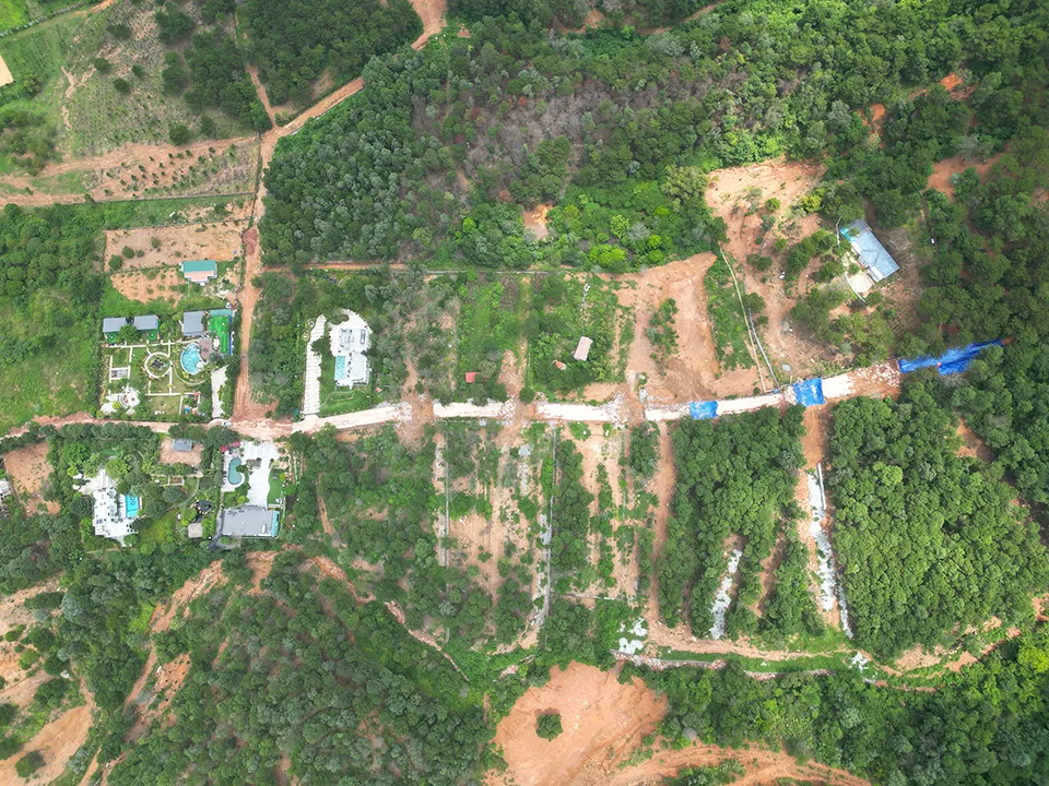 Ảnh chụp hiện trạng xóm Ban Tiện, xã Minh Phú, huyện Sóc Sơn, ngày 9-8, hàng loạt biệt thự, homestay đã được xây dựng hoàn thiện trên đất trồng rừng. Ảnh: Trọng Phú