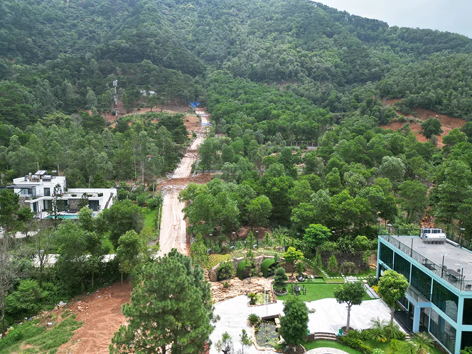 Vụ sạt lở đất rừng Sóc Sơn vùi lấp hàng chục xe sang đã làm lộ ra nhiều công trình băm nát đất rừng. Ảnh: Trọng Phú