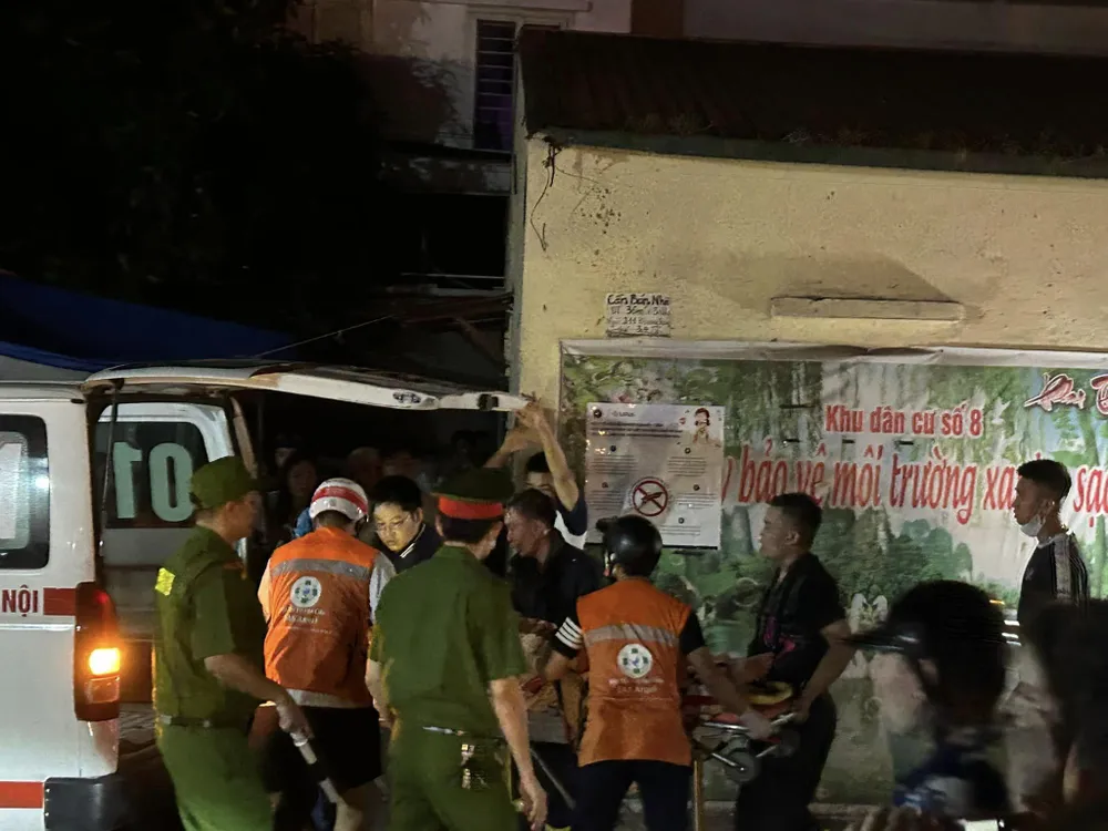 Nạn nhân vụ cháy được đưa ra ngoài