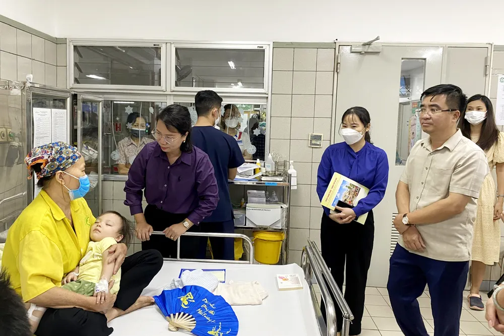 Lãnh đạo quận Thanh Xuân, Hà Nội thăm hỏi nạn nhân vụ cháy đang điều trị tại bệnh viện. tham-hoi-nan-nhan-vu-chay.jpeg