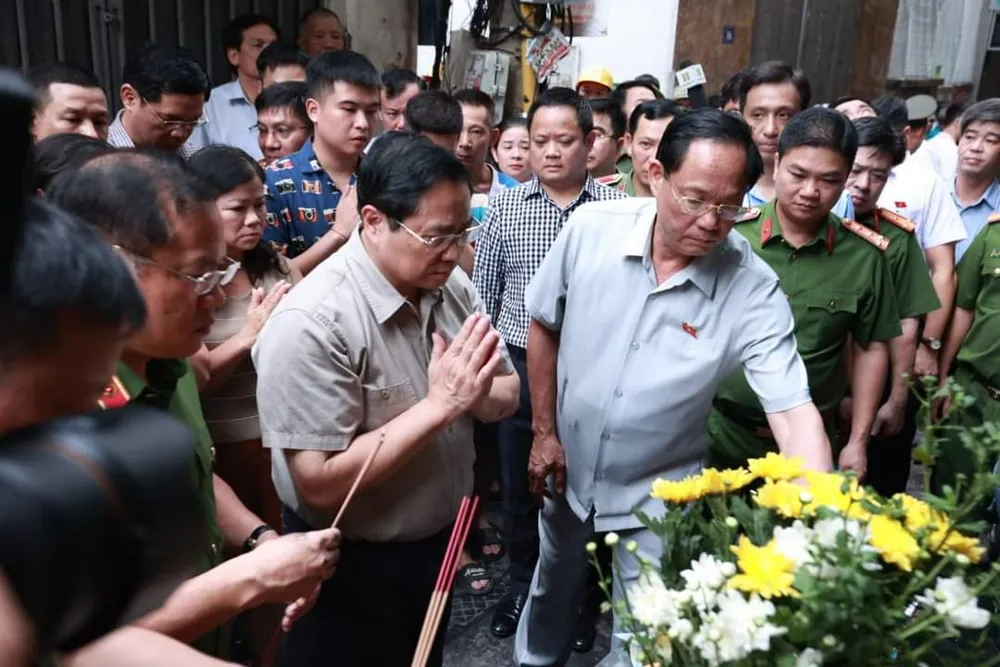 Thủ tướng Phạm Minh Chính thắp hương kính viếng hương hồn các nạn nhân thiệt mạng trong vụ cháy chung cư mini 9 tầng ở quận Thanh Xuân. thu-tuong-vieng-nan-nhan.jpg
