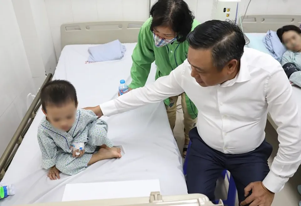 Chủ tịch UBND TP Hà Nội Trần Sỹ Thanh thăm cháu bé bị thương trong vụ cháy chung cư mini đang điều trị tại bệnh viện Xanh Pôn. chu-tich-HN.jpeg