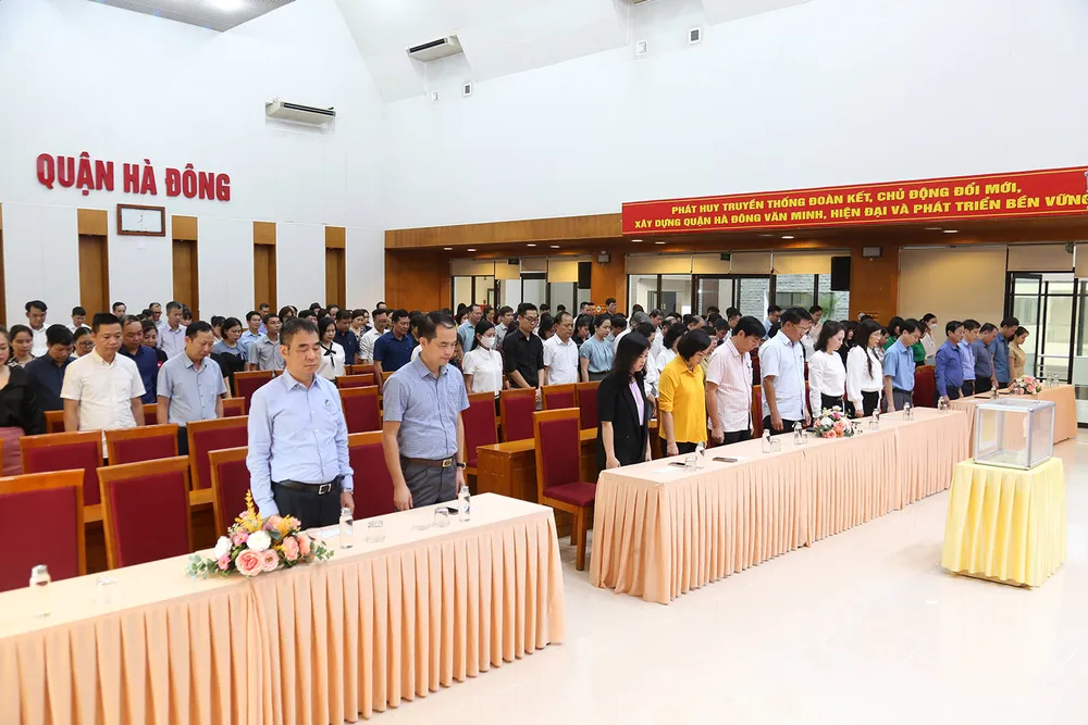 Quận Hà Đông tổ chức 1 phút mặc niệm tưởng nhớ các nạn nhân thiệt mạng trong vụ cháy chung cư mini ở quận Thanh Xuân. Ha-dong-tuong-niem.jpg