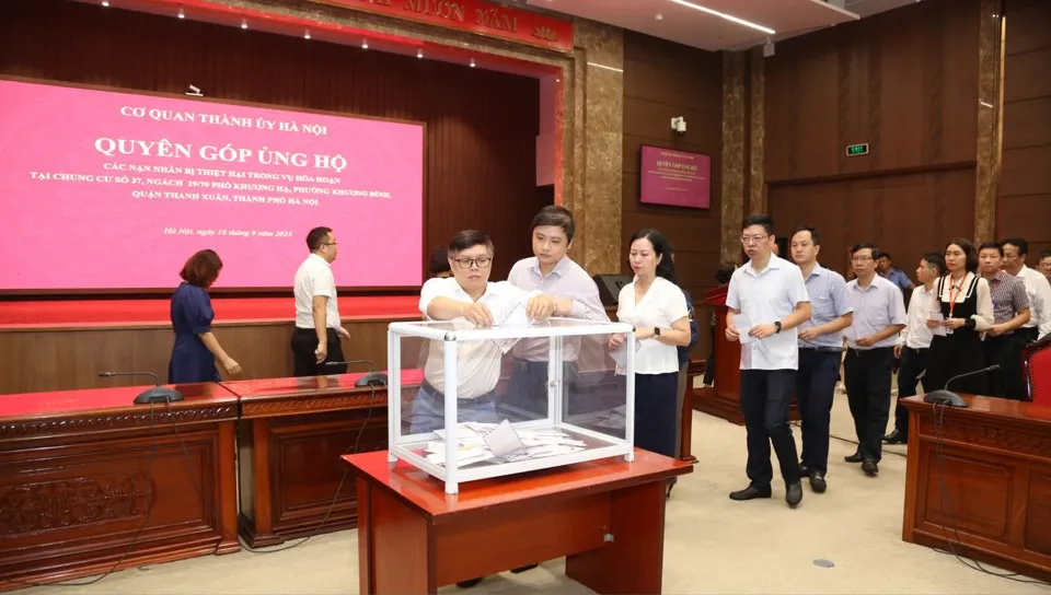 Lãnh đạo, cán bộ, nhân viên công tác tại Thành uỷ Hà Nội tổ chức quyên góp ủng hộ các nạn nhân bị thiệt hại tại chung cư mini ở phường Khương Đình, quận Thanh Xuân. thanh-uy-ung-ho.jpeg