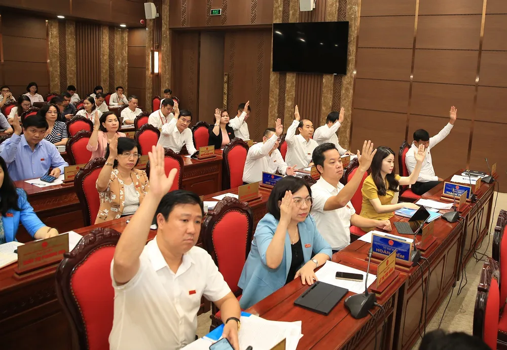 Các đại biểu HĐND TP Hà Nội biểu quyết thông qua Nghị quyết về việc tán thành chủ trương thành lập quận Gia Lâm và 16 phường trực thuộc. hdnd-ha-noi1.jpg