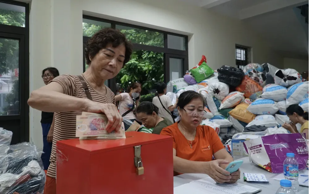 Các nhà hảo tâm ủng hộ nạn nhân bị thiệt hại bởi vụ cháy chung cư mini ở quận Thanh Xuân. ung-ho-nan-nhan-vu-chay-5539-9805.jpg