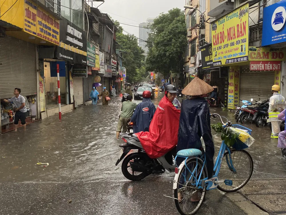 Mưa lớn gây ngập cục bộ tại phố Trần Bình, quận Cầu Giấy. Ảnh: Minh Trúc mua-ngap-tran-binh.jpg