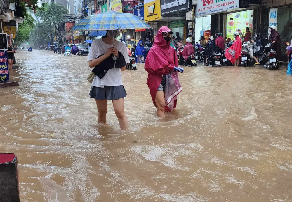 Mưa ngập khiến người đi bộ cũng gặp khó khăn, nước ngập đến gần đầu gối. Ảnh: CTV ngap-nguyen-tuan.jpeg