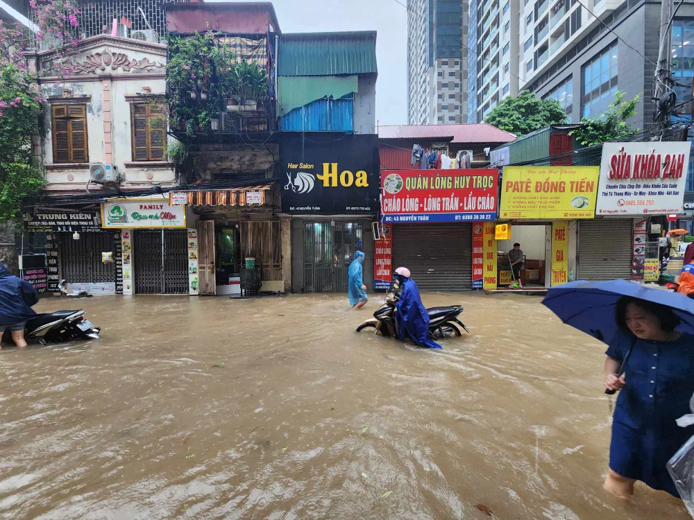 Mưa lớn ngập tuyến phố Nguyễn Tuân, quận Thanh Xuân, nhiều phương tiện phải dắt bộ. Ảnh: CTV. ngap-nguyen-tuan2.jpeg
