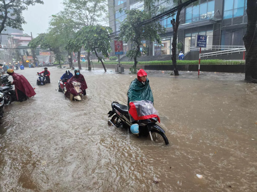 Mưa lớn làm ngập tuyến phố Nguyễn Tuân (Thanh Xuân, Hà Nội). Ảnh (CTV) ngap-nguyen-tuan4.jpeg