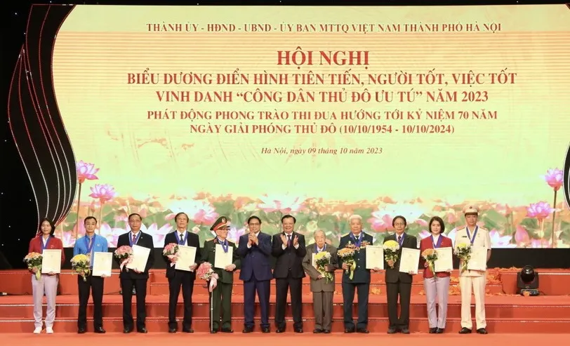 Thủ tướng Chính phủ Phạm Minh Chính và Bí thư Thành uỷ Hà Nội Đinh Tiến Dũng trao tặng danh hiệu và chụp ảnh lưu niệm cùng các “Công dân Thủ đô ưu tú” năm 2023 của TP Hà Nội. (Ảnh: VT) Thủ tướng: Mỗi 'người tốt, việc tốt' là một gương lan toả điều tích cực