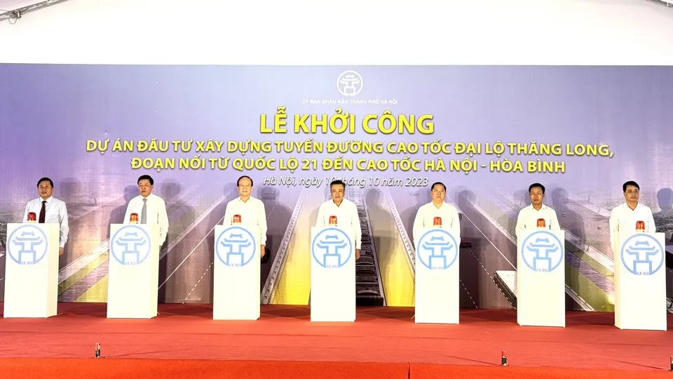 Lãnh đạo HĐND, UBND TP Hà Nội bấm nút khởi công dự án đường cao tốc nối Hà Nội với mạng lưới giao thông các tỉnh Tây Bắc. Ảnh: TP khoi-cong-du-an-2.jpeg