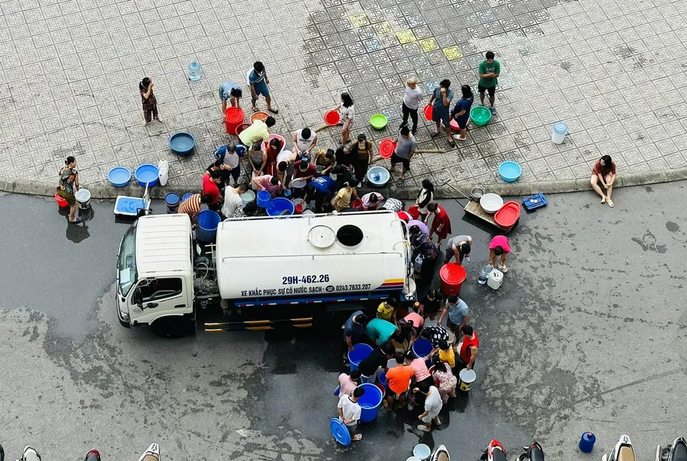 Do thiếu nước sạch, các hộ dân tại khu đô thị Thanh Hà (Thanh Oai, Hà Nội) phải bỏ tiền mua nước sạch từ xe téc với giá từ 1,2 -1,5 triệu đồng/5m3 để sử dụng. nuoc-sach-thanh-ha1-1160-8267.jpeg