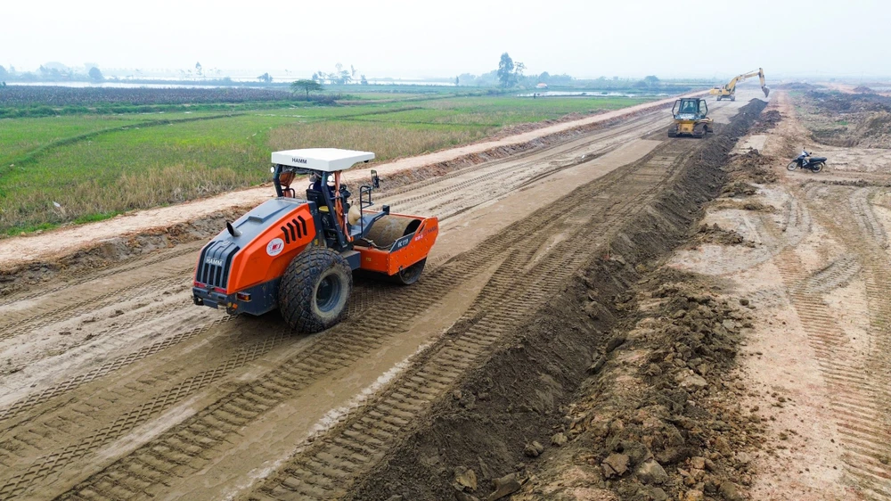 Dự án đường Vành đai 4 - Vùng thủ đô khởi công vào ngày 25-6-2023 là một trong 10 sự kiện tiêu biểu năm 2023 của Hà Nội. (Ảnh: TP) vanh-dai-4-me-linh-9558.jpg