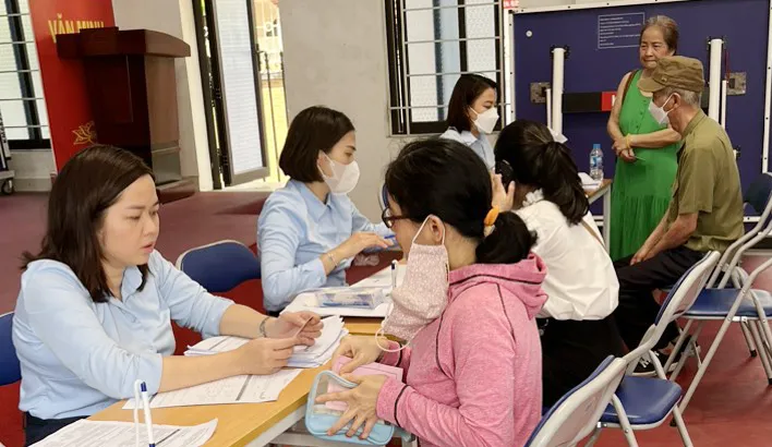 Quận Thanh Xuân (Hà Nội) hỗ trợ người hưởng chính sách an sinh xã hội mở tài khoản ngân hàng. (Ảnh: UBND quận Thanh Xuân) Quận Thanh Xuân (Hà Nội) hỗ trợ người hưởng chính sách an sinh xã hội mở tài khoản ngân hàng