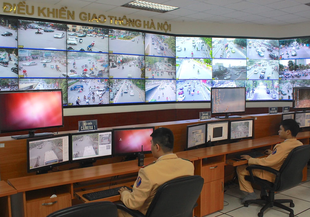 Trung tâm điều khiển giao thông Hà Nội, nơi nhận các hình ảnh truyền về từ hệ thống camera giám sát giao thông. camera-giam-sat-HN.jpeg