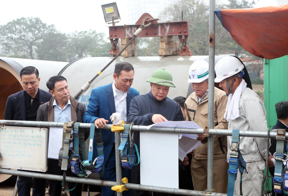 Bí thư Thành uỷ Hà Nội Đinh Tiến Dũng kiểm tra, đốc thúc tiến độ dự án hệ thống xử lý nước thải Yên Xá. (Ảnh: Trọng Phú) Bí thư Hà Nội kiểm tra thực địa, yêu cầu thay nhà thầu dự án xử lý nước thải Yên Xá