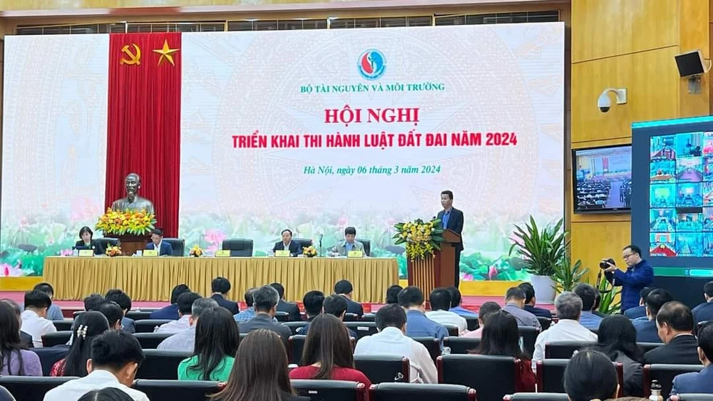 Bộ trưởng Bộ TN&MT Đặng Quốc Khánh chủ trì hội nghị triển khai thi hành Luật Đất đai 2024 vào chiều 6-3. Ảnh: TP Luật Đất đai 2024