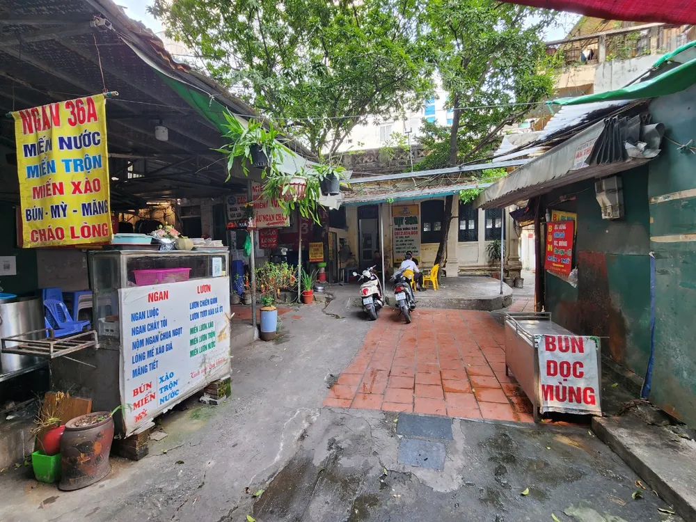 Khu đất vốn là khuôn viên biệt thự cũ, với diện tích khoảng 1.200 m2, dự kiến xây trường tiểu học Võ Thị Sáu. Ảnh: Trọng Phú Khu đất vốn là khuôn viên biệt thự cũ, với diện tích khoảng 1.200 m2, nằm tại góc phố Trần Hưng Đạo và phố Ngô Quyền dự kiến làm trường tiểu học Võ Thị Sáu. Ảnh: Trọng Phú