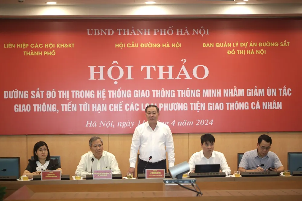 Hội thảo phát triển đường sắt đô thị để giảm ùn tắc giao thông, tiến tới hạn chế phương tiện cá nhân do UBND TP Hà Nội tổ chức ngày 11-4 (Ảnh: TP) duong-sat-do-thi-ha-noi.jpg