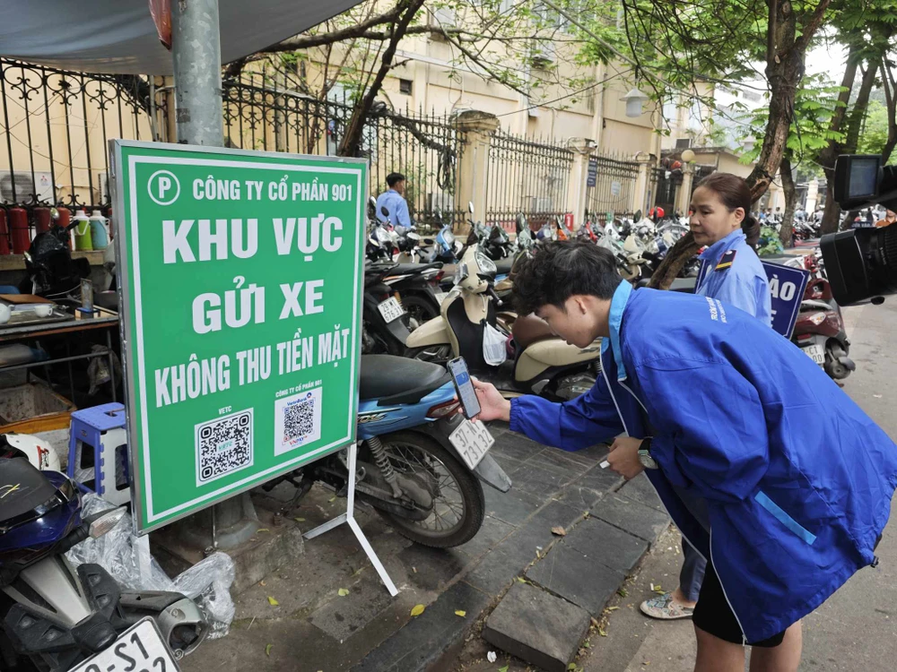 Bãi trông giữ xe máy trên phố Phủ Doãn, trước cổng bệnh viện Việt Đức (quận Hoàn Kiếm) thí điểm thu phí trông giữ xe máy không sử dụng tiền mặt. Ảnh: Trọng Phú ha-noi-dong-loat-thi-diem1.jpg