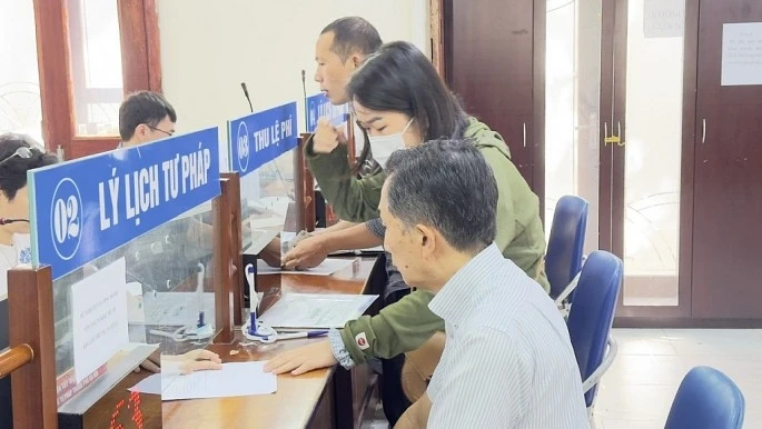 Người dân làm thủ tục cấp phiếu LLTP tại Sở Tư pháp TP Hà Nội. Ảnh: Sở Tư pháp TP Hà Nội Ha-noi-ly-lich-tu-phap.jpeg