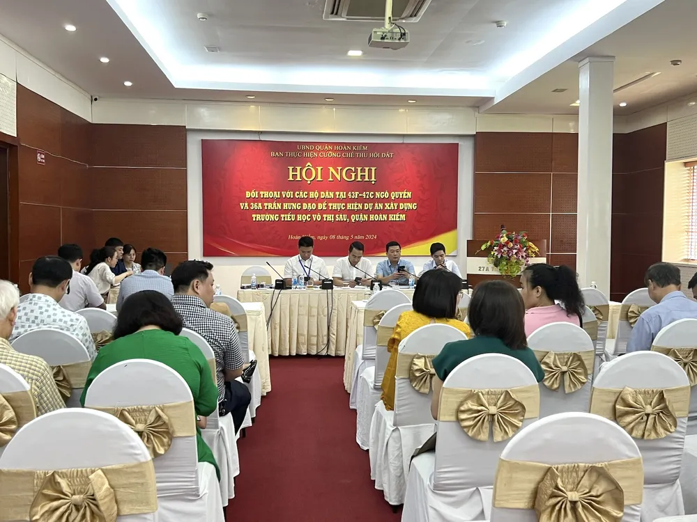 UBND quận Hoàn Kiếm tổ chức hội nghị đối thoại với các hộ dân bị thu hồi đất để xây dựng trường tiểu học Võ Thị Sáu vào sáng 8-5. Trong ảnh, những người có mặt đều là cán bộ các đơn vị có nhiệm vụ liên quan đến việc giải phóng mặt bằng này, đợi người dân đến để lắng nghe, trao đổi. Nhưng tất cả 13 hộ dân đều không đến. Ảnh: Trọng Phú. quan-hoan-kiem-hoi-nghi-doi-thoai.jpg
