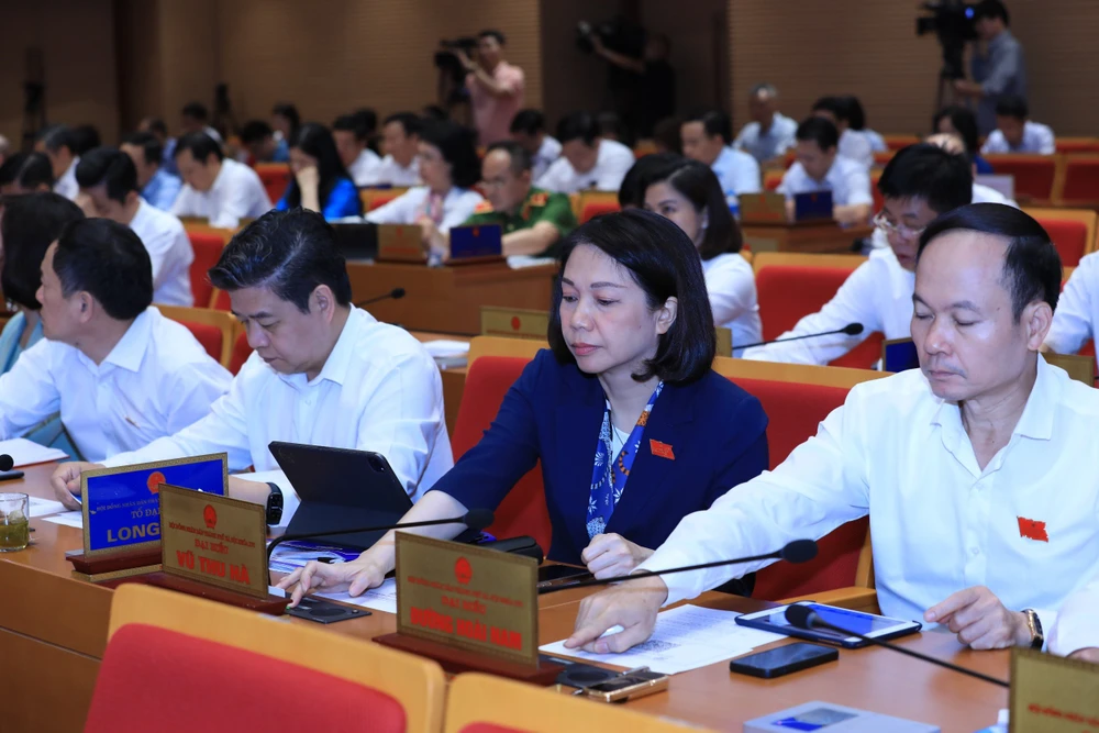Các Đại biểu HĐND TP Hà Nội bấm nút chốt thời điểm đưa 5 huyện lên quận (Ảnh: Hợp Nguyễn) Các Đại biểu HĐND TP Hà Nội bấm nút chốt thời điểm đưa 5 huyện lên quận