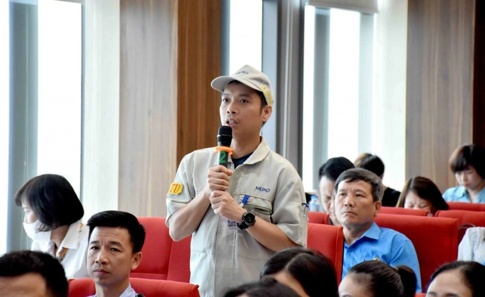 Đại diện người lao động, công nhân kiến nghị lãnh đạo Hà Nội tập trung giải quyết nhà ở xã hội cho công nhân, người lao động tại các khu công nghiệp, khu chế xuất. Ảnh: Phạm Linh chu-tich-ha-noi-noxh.jpg