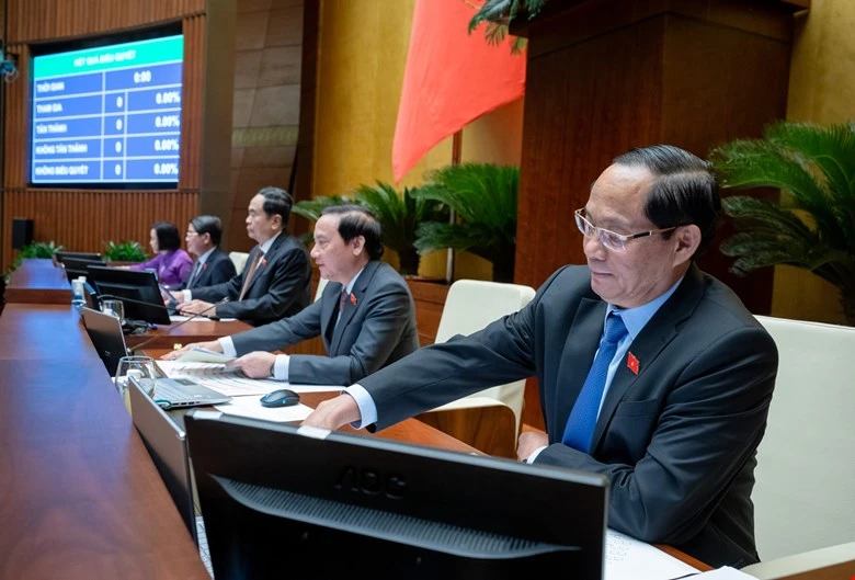 Các đại biểu bấm nút thông qua Nghị quyết về chương trình xây dựng luật, pháp lệnh năm 2025. Ảnh: PHẠM THẮNG Quốc hội đồng ý sửa ngay các Luật Đất đai, Nhà ở, Kinh doanh bất động sản