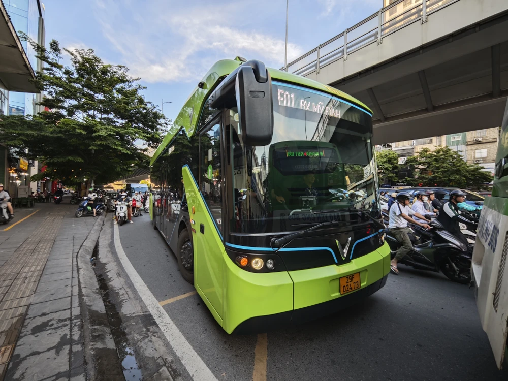 Một số tuyến xe buýt điện đang được chạy thí điểm tại Hà Nội. Ảnh: TRỌNG PHÚ xe-buyt-dien-vinfast3.jpg