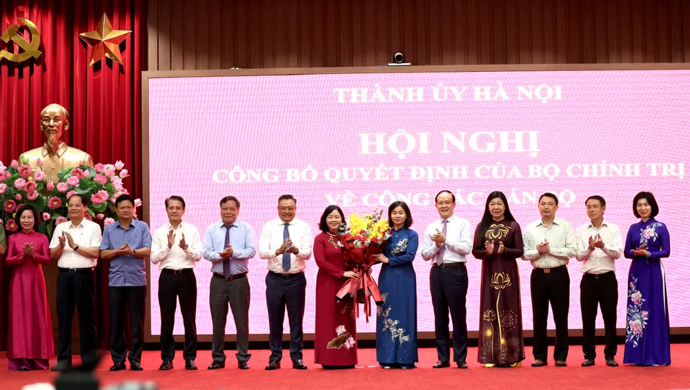 Tập thể Ban thường vụ Thành uỷ Hà Nội tặng hoa chúc mừng tân Bí thư Thành uỷ Hà Nội Bùi Thị Minh Hoài. bui-thi-minh-hoai6.jpg