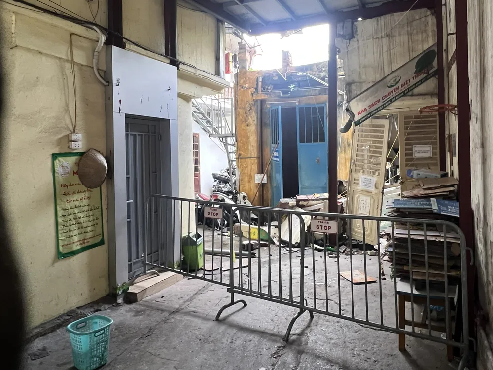 Khu vực giếng khoan H24, tại 193, ngõ Văn Chương, phường Văn Chương, quận Đống Đa, Hà Nội xảy ra sự cố sụt lún. (Ảnh: TP) ubnd-quan-dong-da-ho-tu-than1.jpg
