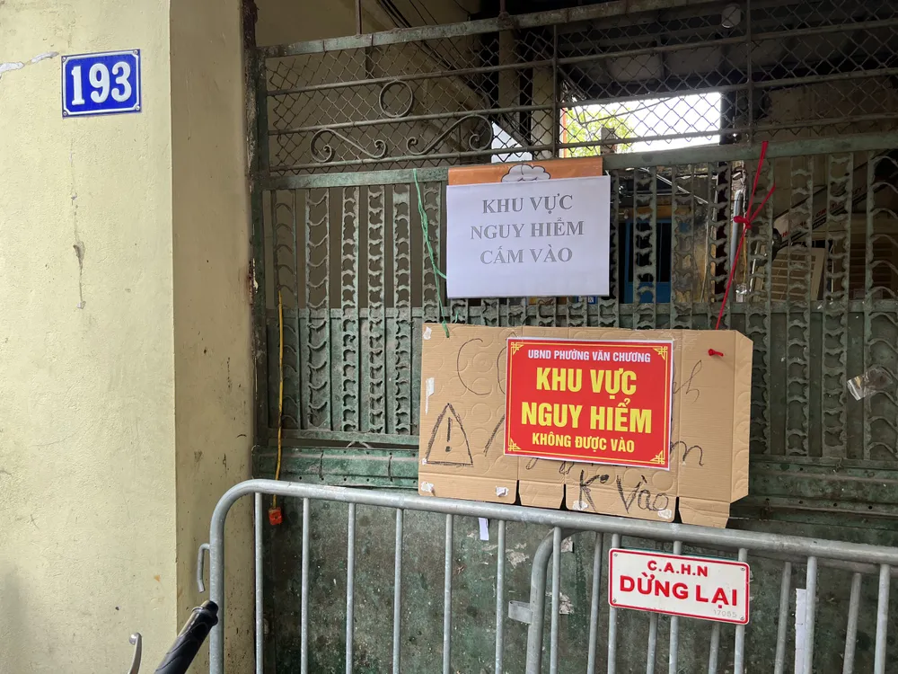 Khu vực xảy ra sụt lún được chính quyền phường Văn Chương (quận Đống Đa, Hà Nội) treo biển cảnh báo khu vực nguy hiểm. (Ảnh: TP) Hố tử thần giữa nội đô Hà Nội, chính quyền quận ra chỉ đạo hỏa tốc