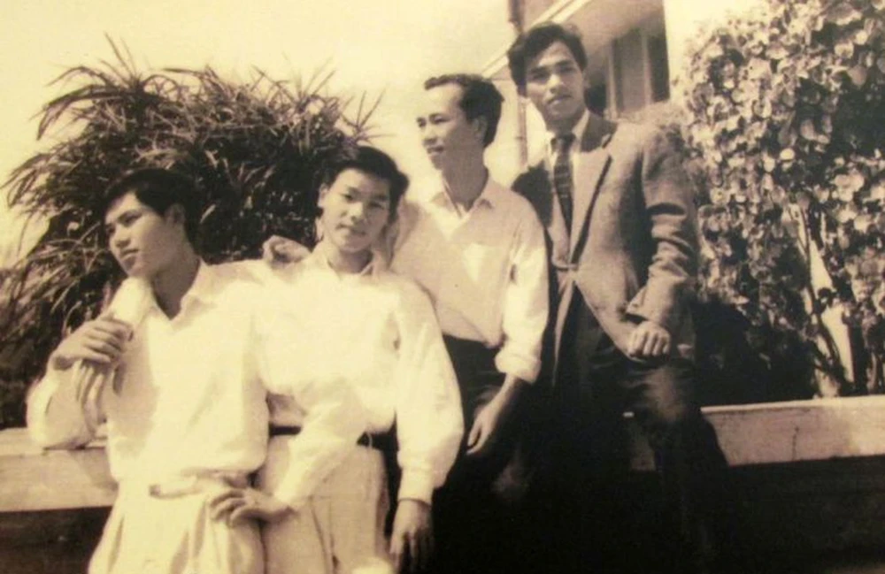 Tổng Bí thư Nguyễn Phú Trọng là cựu sinh viên Khoa ngữ văn, khóa 8, Trường Đại học Tổng hợp Hà Nội (người đứng thứ hai từ trái sang. Ảnh chụp vào tháng 2-1965 ở ký túc xá Mễ Trì, Hà Nội. Ảnh tư liệu của Đại học Quốc gia Hà Nội Tổng Bí thư Nguyễn Phú Trọng qua ký ức của một cán bộ làm văn hóa