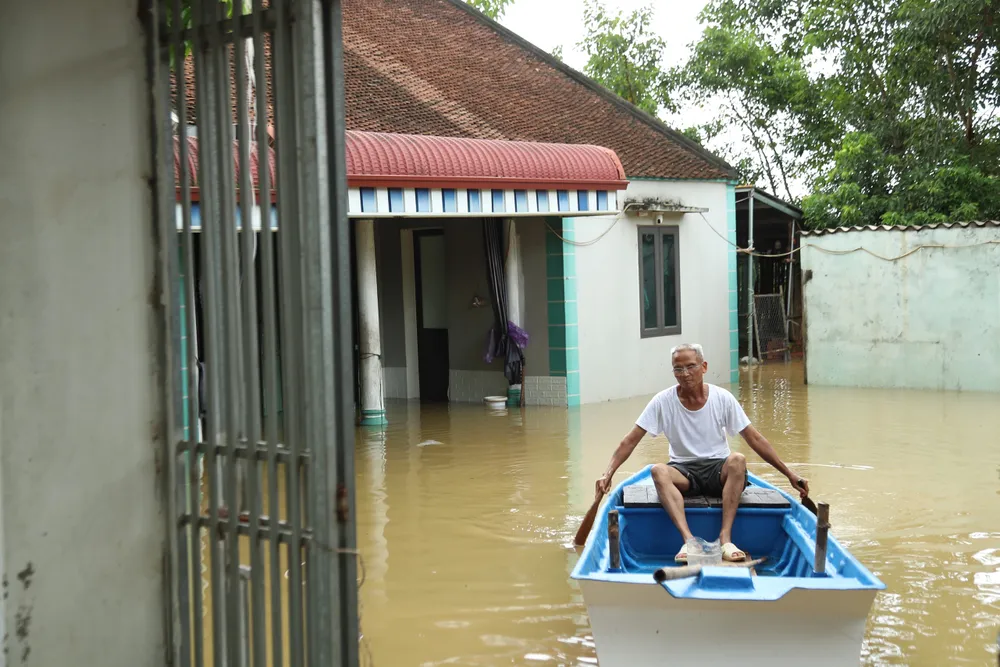 Lũ tràn đê sông Bùi khiến làng xá ven sông bị ngập, giao thông chia cắt, người dân phải di chuyển bằng thuyền. Ảnh: TP lu-tran-de-song-bui-1.jpg